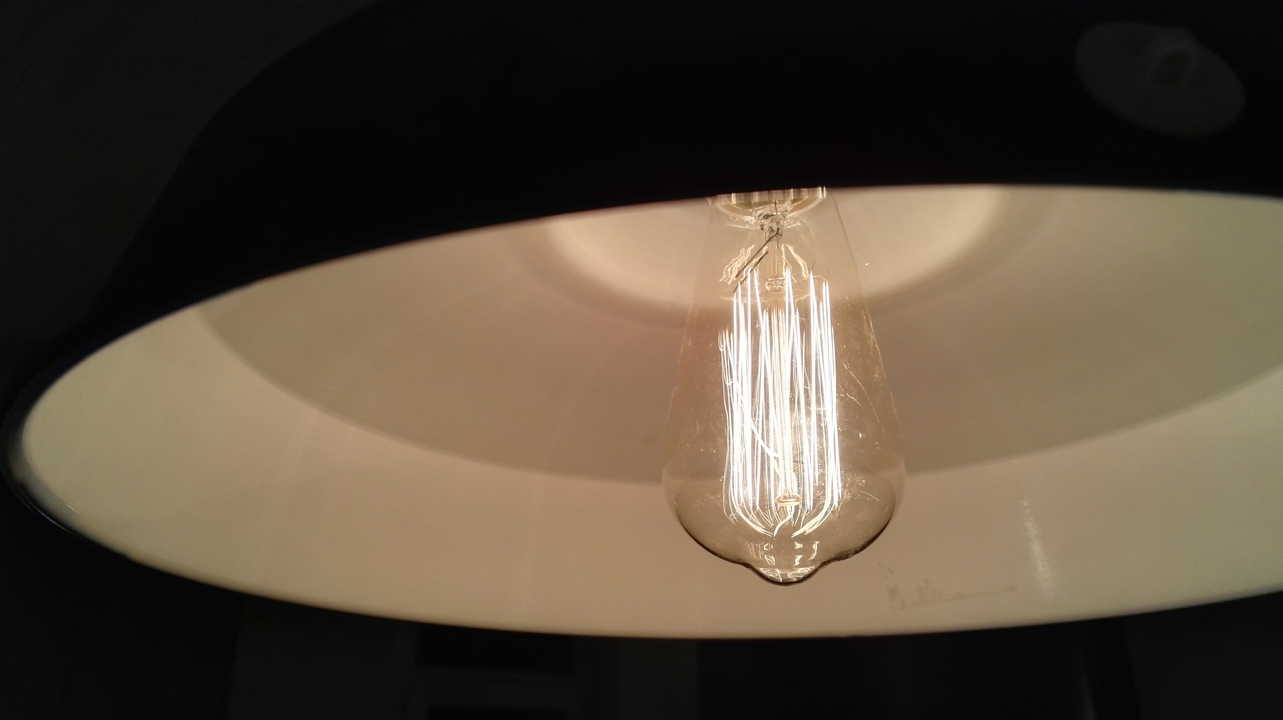 Newton-Birne als Die-Lampe-auf-Kante-DampfRaumSchiff-Order